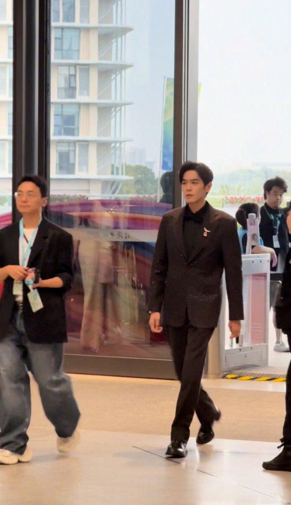 海外华人如何畅玩原神？张若昀亮相白玉兰红毯引爆期待！