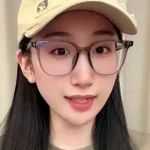 【3タイトルから選択】1. 鄧寓君が語る『銄金』に隠されたメッセージとは？ 2. 彼女の歌声が心を揺さぶる！新曲『銄金』が問いかける女性の覚醒 3. QQ音楽で話題沸騰！等什么君の新曲が私たちに突きつける現実