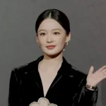 李沁の花髪飾りスタイルが話題！W年度光影盛典で見せた圧倒的美しさ