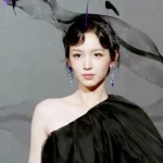 周也の漆黒の魔女スタイルが話題沸騰！W年度光影盛典で魅せた圧倒的存在感