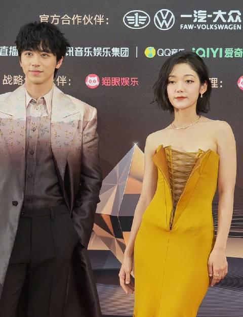 【2025WMA】希林娜依高と許魏洲、赤い絨毯で見せた衝撃のファッション対決！