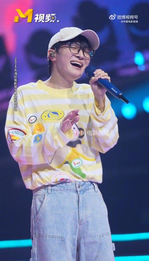 周深、湾区升明月彩排現場に潜入！あの「萌え服」姿にファン悶絶
