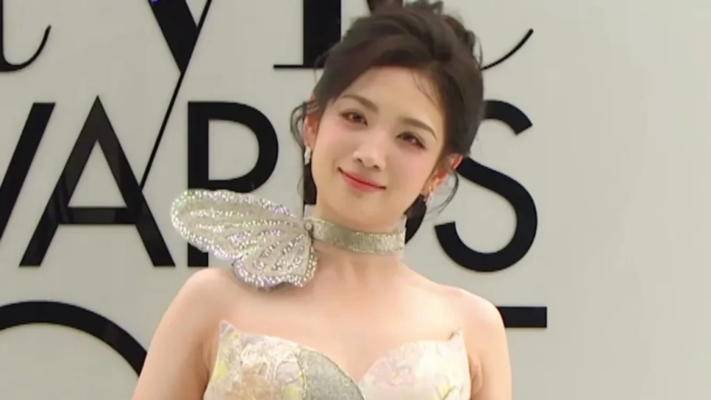 ELLE风尚大典で代露娃が蝶ドレスで華麗に舞うも転倒…その後の対応に称賛の声