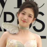 ELLE风尚大典で代露娃が蝶ドレスで華麗に舞うも転倒…その後の対応に称賛の声