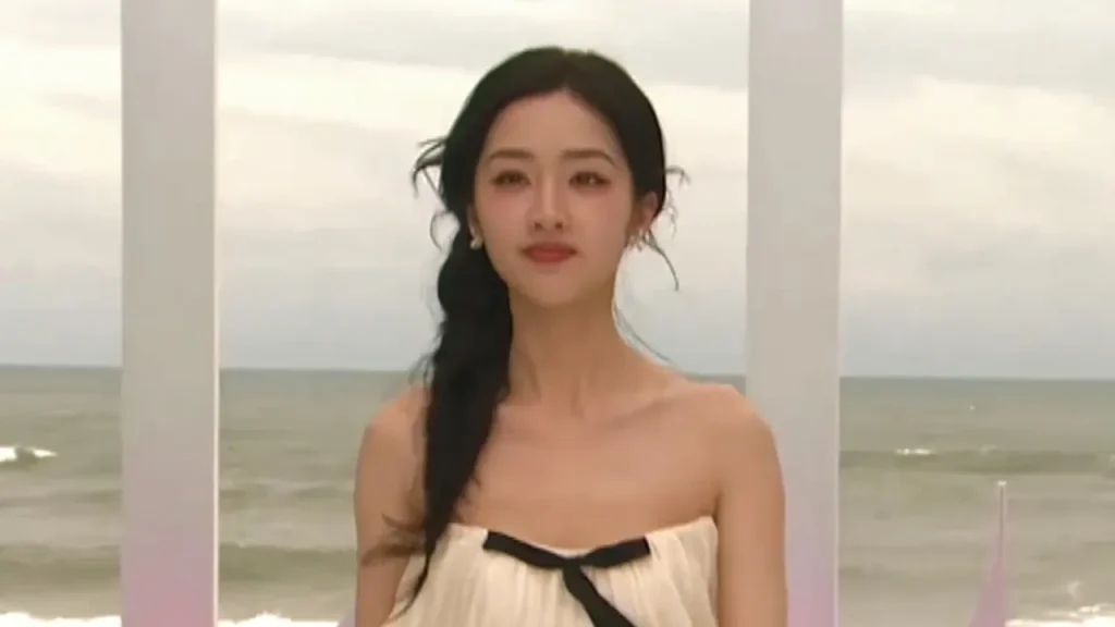 ELLE風尚大典2025、鄧恩熙の白いドレスが波打つ！海辺の天使か、それとも…？