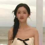 ELLE風尚大典2025、鄧恩熙の白いドレスが波打つ!海辺の天使か、それとも…?