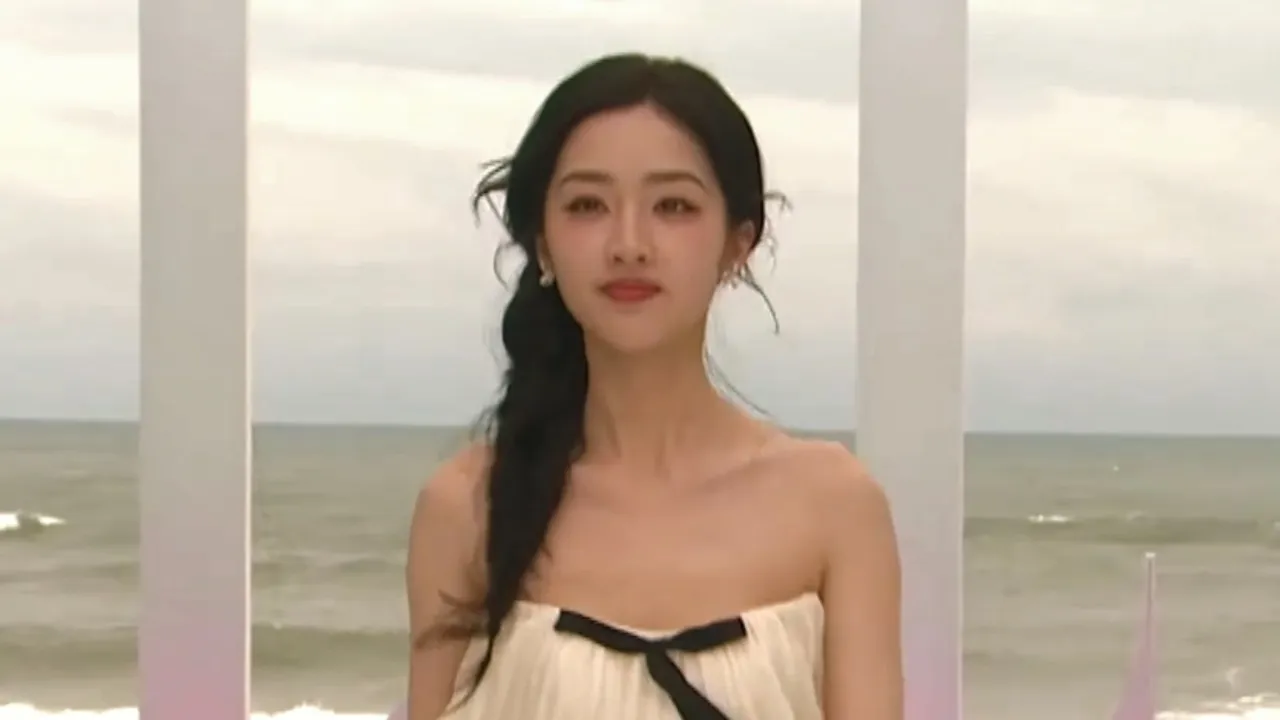 ELLE風尚大典2025、鄧恩熙の白いドレスが波打つ!海辺の天使か、それとも…?