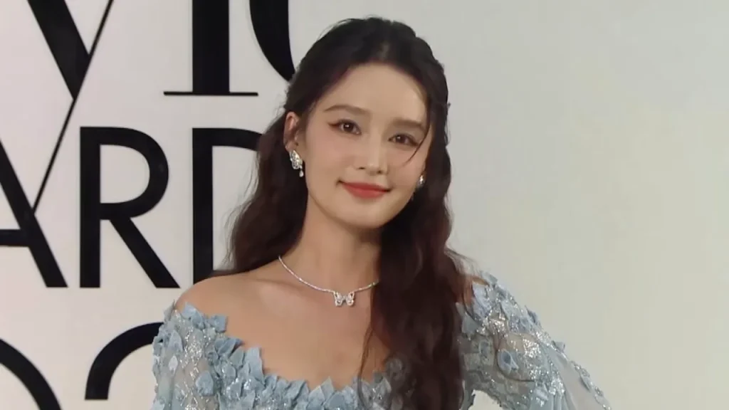 李沁、ELLE風尚大典で霧ブルーのドレスが話題！その魅力を徹底解説