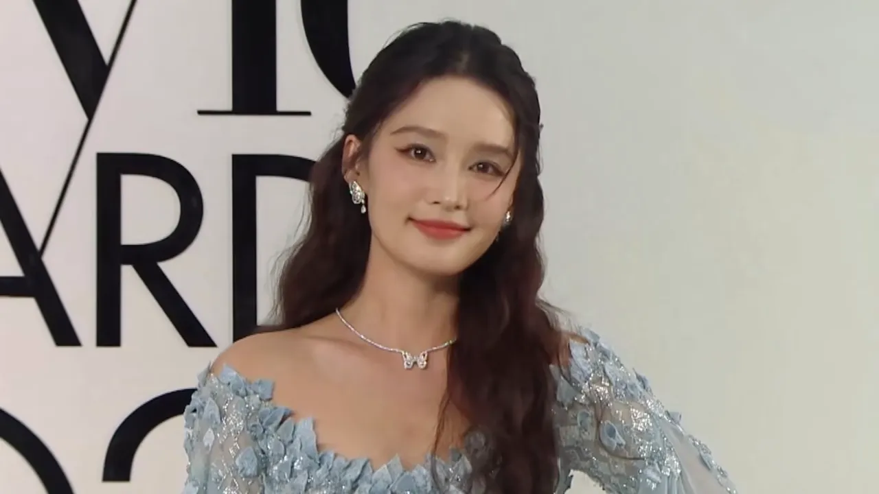 李沁、ELLE風尚大典で霧ブルーのドレスが話題!その魅力を徹底解説