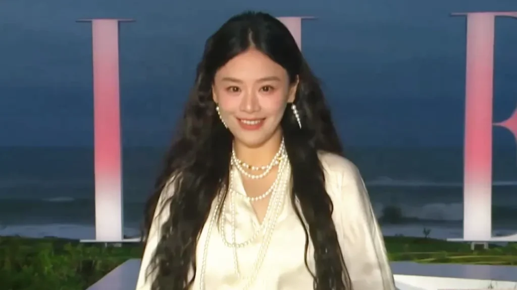 【3選】マー・スーチュンのELLEレッドカーペット：シンプルドレスが引き立てる清純美