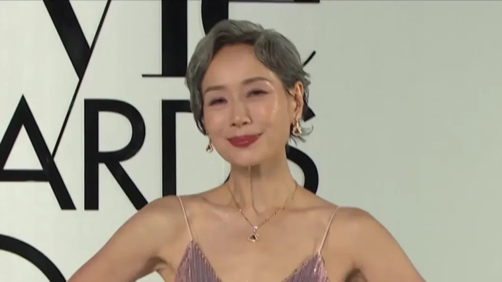 銀髪×ピンクのドレス！61歳・葉童がELLEレッドカーペットで魅せた「年齢なんてただの数字」という美学