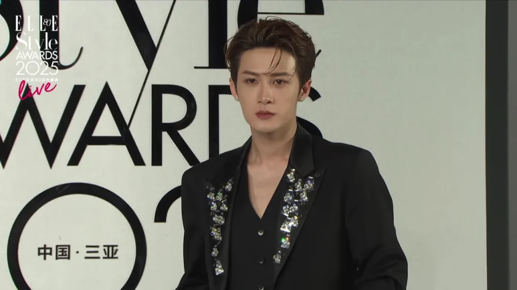 檀健次、ダイヤモンドで彩られた黒スーツで「ワンマン社長」スタイルを披露！ELLE風尚大典の注目ポイント