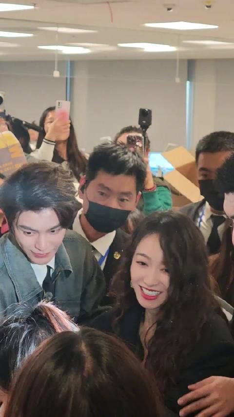 『山河枕』主演がオフィス訪問!宋茜&丁禹兮の甘いやり取りにファン熱狂