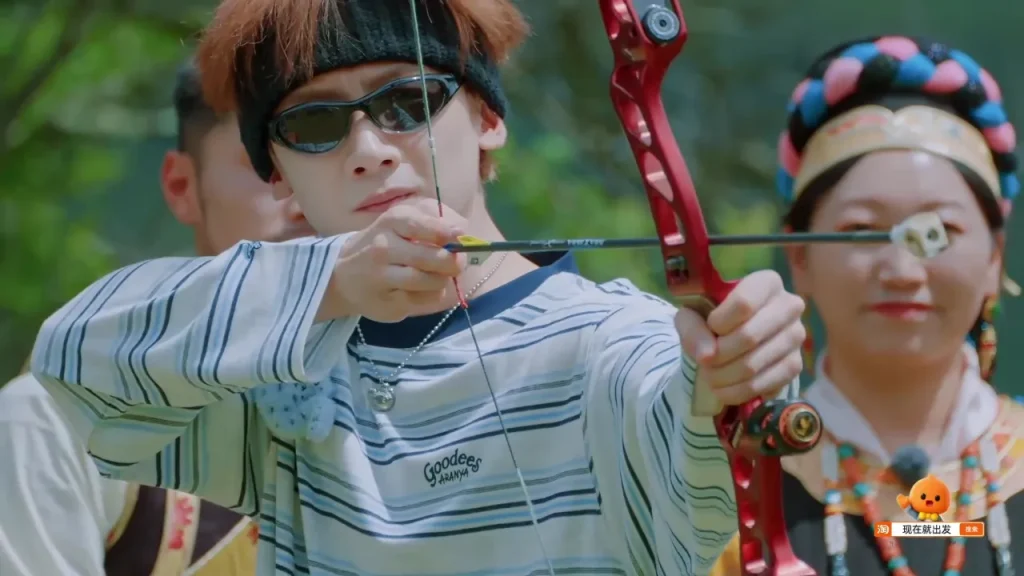 白敬亭、弓を引きしぼり的の中心を射抜く！『今すぐ出発』で見せた驚異の集中力