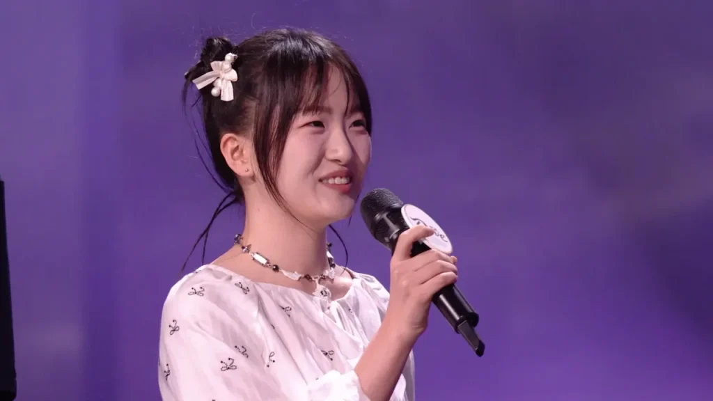 華晨宇が金縁メガネで登場！『声鳴遠揚』で魅せる高音テクニックにファン熱狂