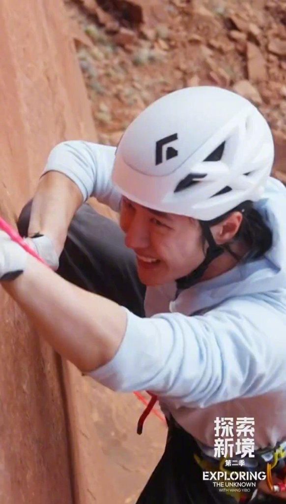 王一博が岩壁を駆け上がる！『探検新境地2』で見せた驚異の身体能力にファン熱狂