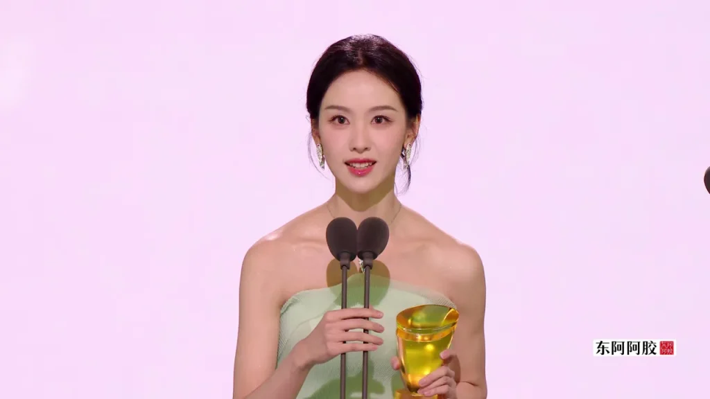 【3選から選べる】陳都霊、2025年テンセントビデオ「スターライトアワード」で「年間輝く芸能人」を受賞！その栄光の裏側に迫る