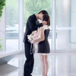 【3つの候補】1. 李霧の口元が下がらない理由とは？『狙撃蝶』で見つけた幸せの瞬間 2. もう戻れない！李霧の笑顔が止まらない『狙撃蝶』の魔力 3. この笑顔、本物？『狙撃蝶』李霧役・陳妍希の“幸せすぎる”演技に視聴者悶絶