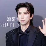 【衝撃】コメディアンがレッドカーペットで大変身！蒋易、キラキラスーツで圧倒的存在感