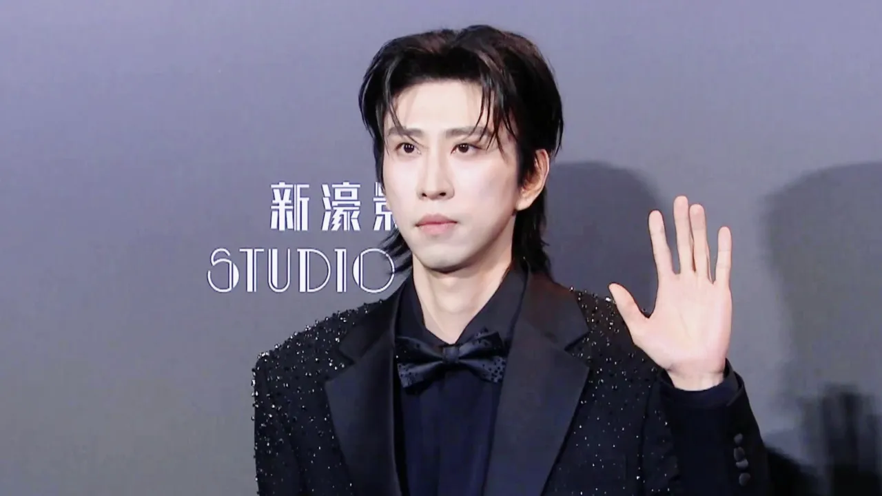 【衝撃】コメディアンがレッドカーペットで大変身!蒋易、キラキラスーツで圧倒的存在感