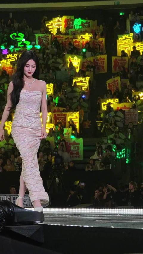 白鹿、星光大賞で「年間影響力アーティスト」を受賞!その魅力と人気の秘密を徹底解剖