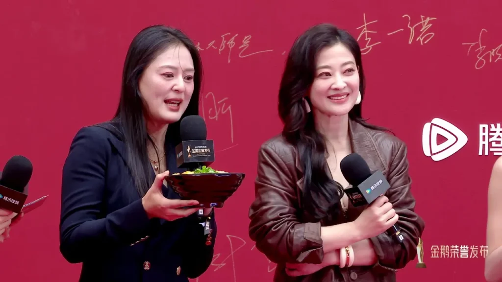 梅婷が南京語を教える？『私の後半生』主演が「鴨血ファン」を持って登場した金鵞賞の裏話